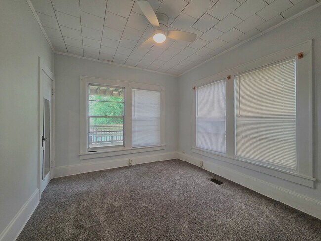 Building Photo - 211 E Park St
