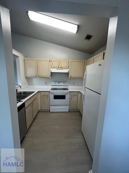 Building Photo - 910 Brett Dr