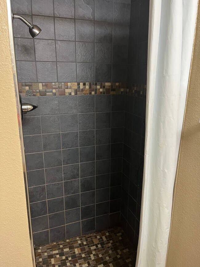 Building Photo - Beautifully Renovated 4bd 3bth Home Move I...