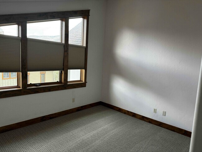 Building Photo - 80 Mule Deer Ct