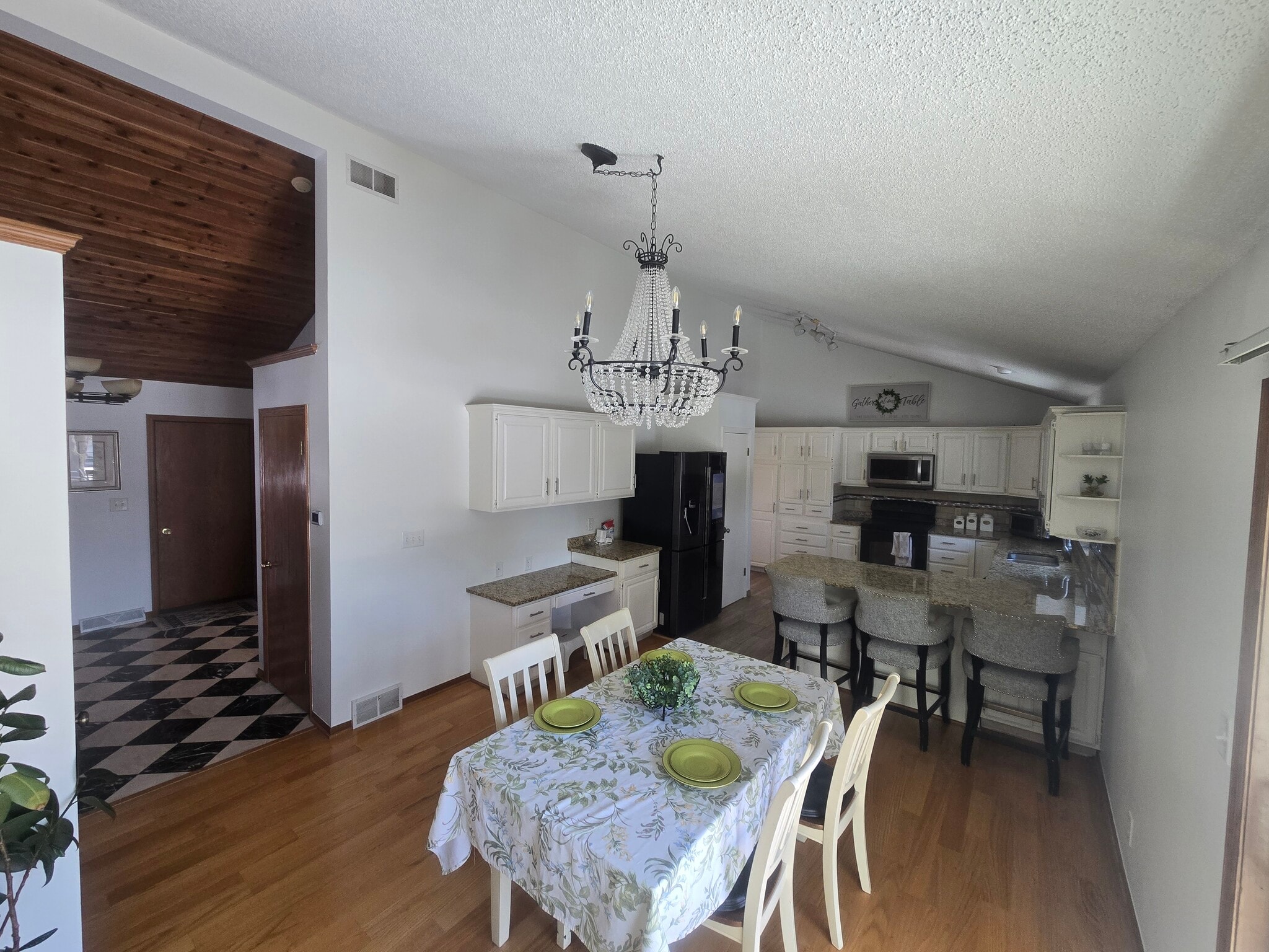 Building Photo - 8145 S White Oak Dr