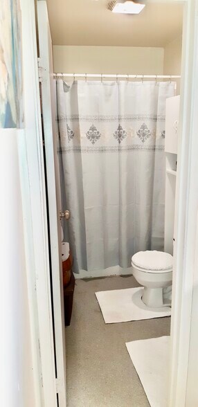 BATHROOM - 2934 Ford St