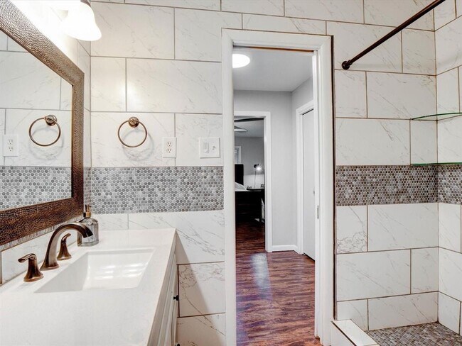 Building Photo - 1405 Yarborough Dr