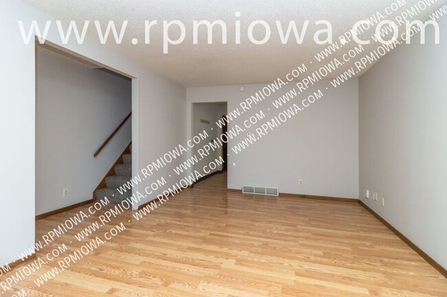 Building Photo - RENT SPECIAL!! 3 Bedroom, 2.5 Bath in Ames