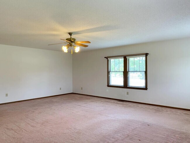 Building Photo - 600 Garrison Rd