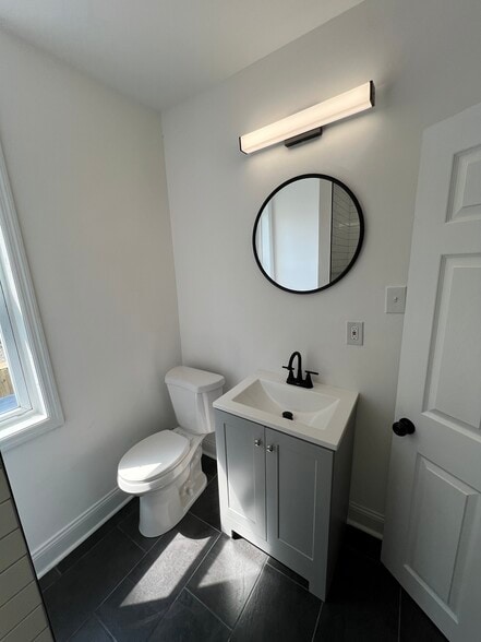 Building Photo - 921 W 3rd St