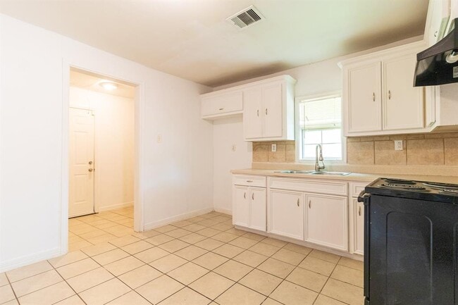 Building Photo - 4634 Clover St