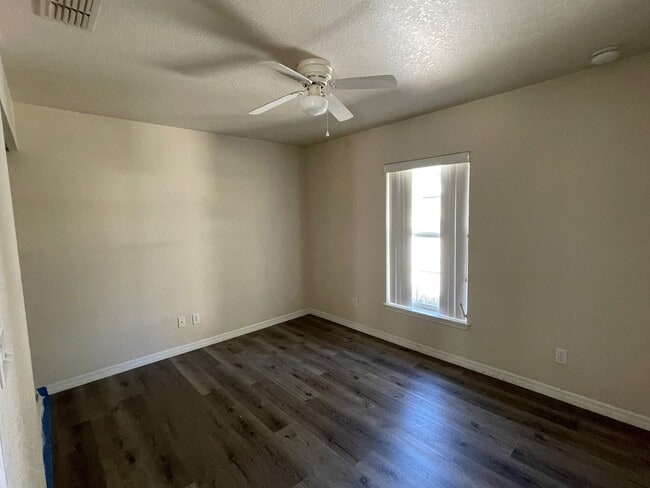 Building Photo - 3 bedroom 2 bathroom Condo