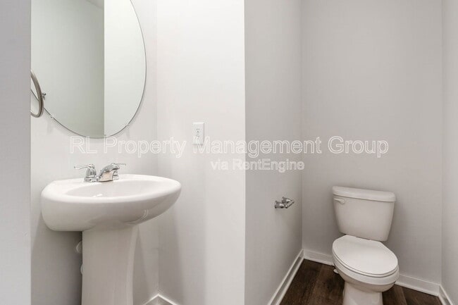 Building Photo - 214 Sterndale Dr