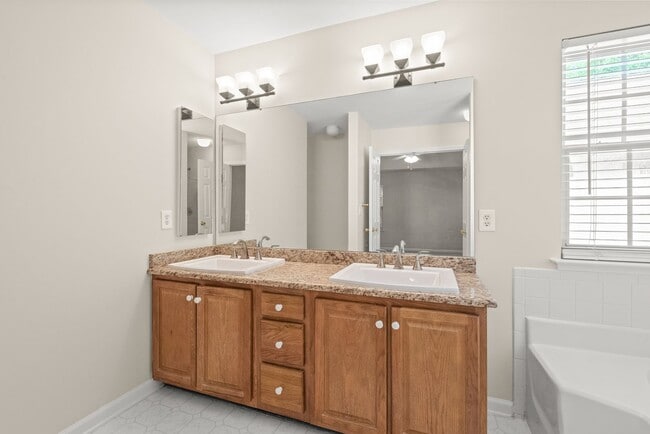Building Photo - 3 Bedroom w/ 2 car Garage (Landscaping is ...