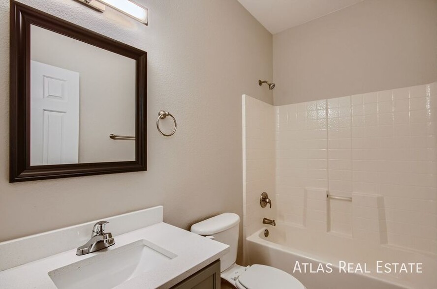 Building Photo - 805 E Drifter Pl
