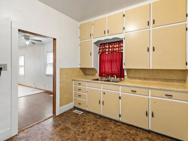 Building Photo - Updated 2 bed 1 bath bungalow