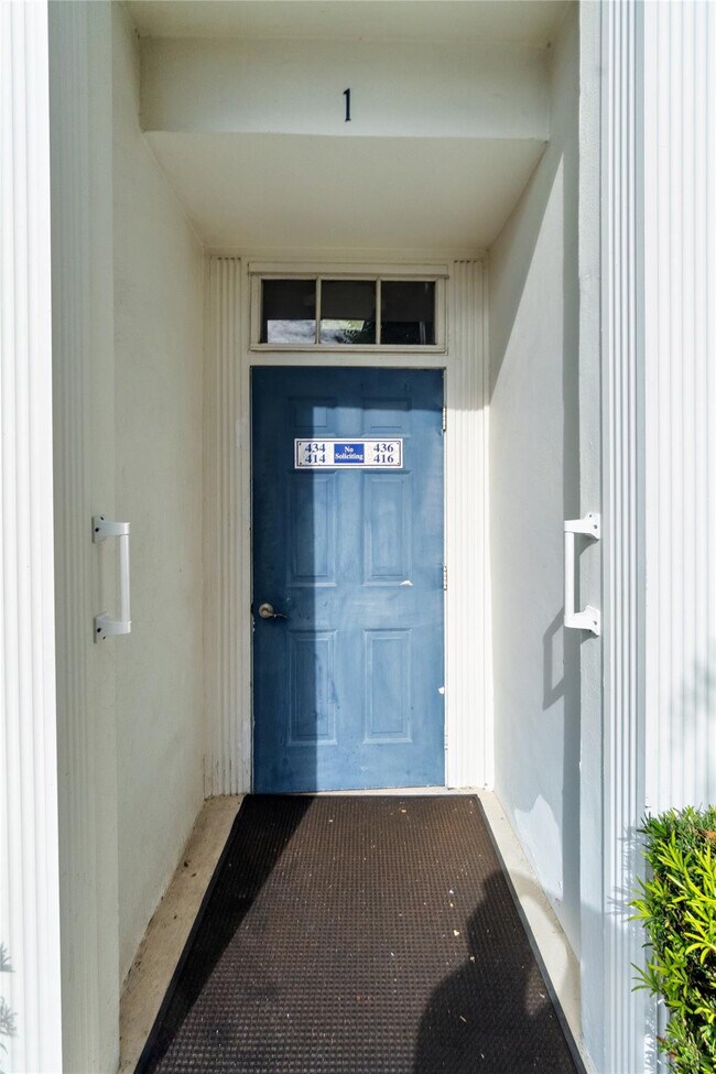 Building Photo - 140 Cypress Club Dr