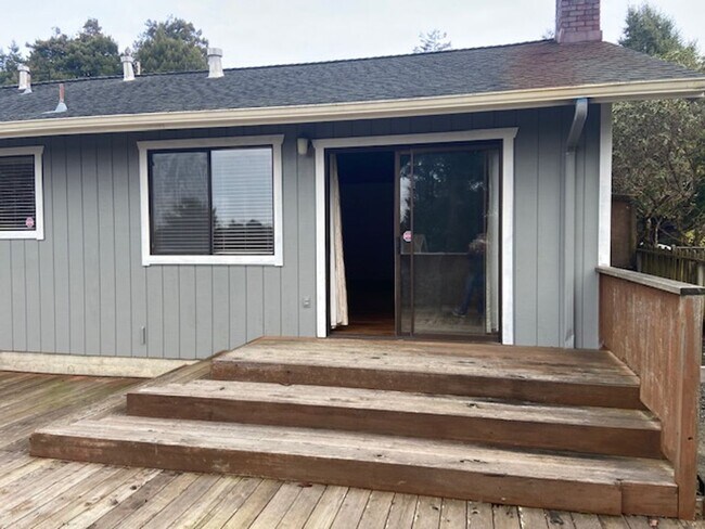Building Photo - Excellent eastside location, 3/2, fenced yard, 2 car garage