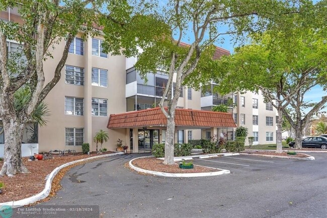 Building Photo - 4156 Inverrary Dr