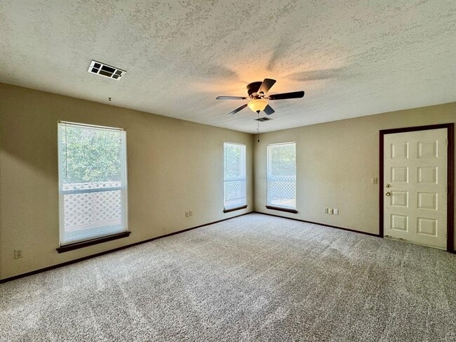Building Photo - 428 Sundance Ln