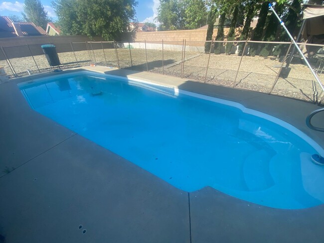 Building Photo - Quartz Hill Pool Home