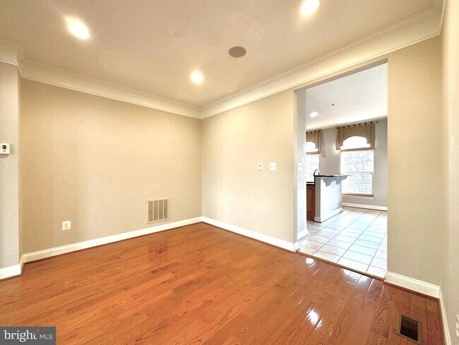 Building Photo - 11837 Regents Park Dr