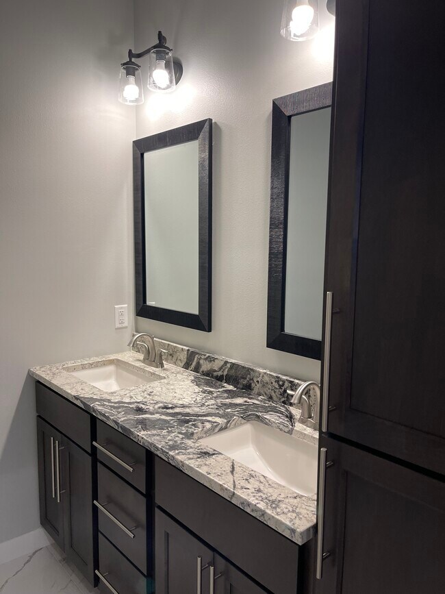 Building Photo - Twin home - 109