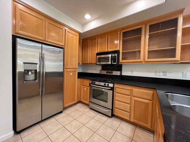 Building Photo - Beautiful Contemporary 3BR/3BA Tri Level Townhouse in the Berryessa Area