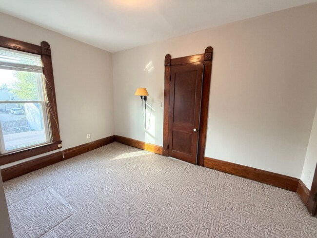 Building Photo - 1603 E Oak St