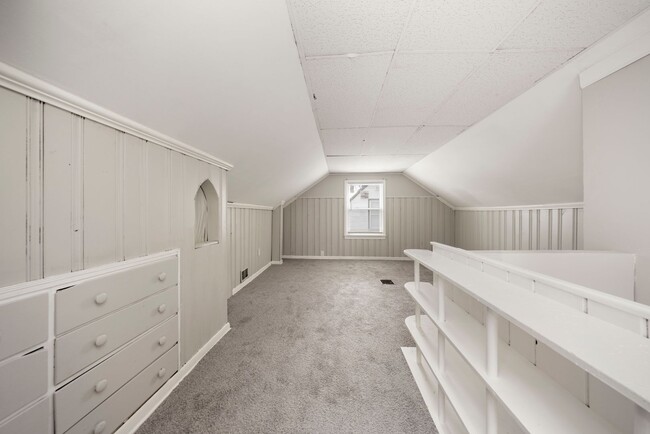 Building Photo - Renovated 3 bedroom bungalow $1250/month