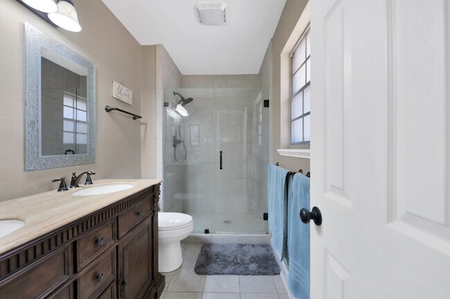 Building Photo - 111 Bayshore Ct NE