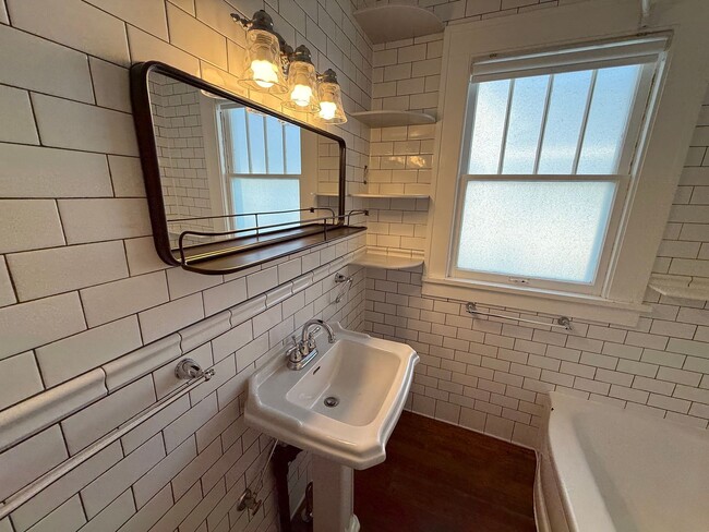 Building Photo - 2 Bed | 2 Bath | Single-Family Home