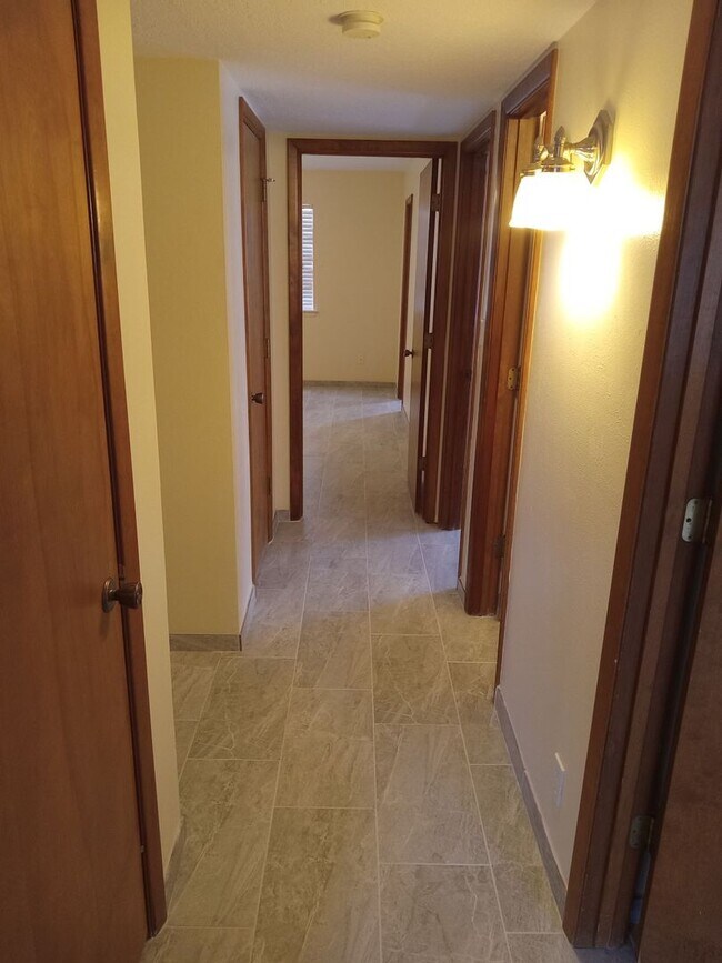 Building Photo - 4 BEDROOM 3 BATHROOM HOME IN THE VIBRANT C...