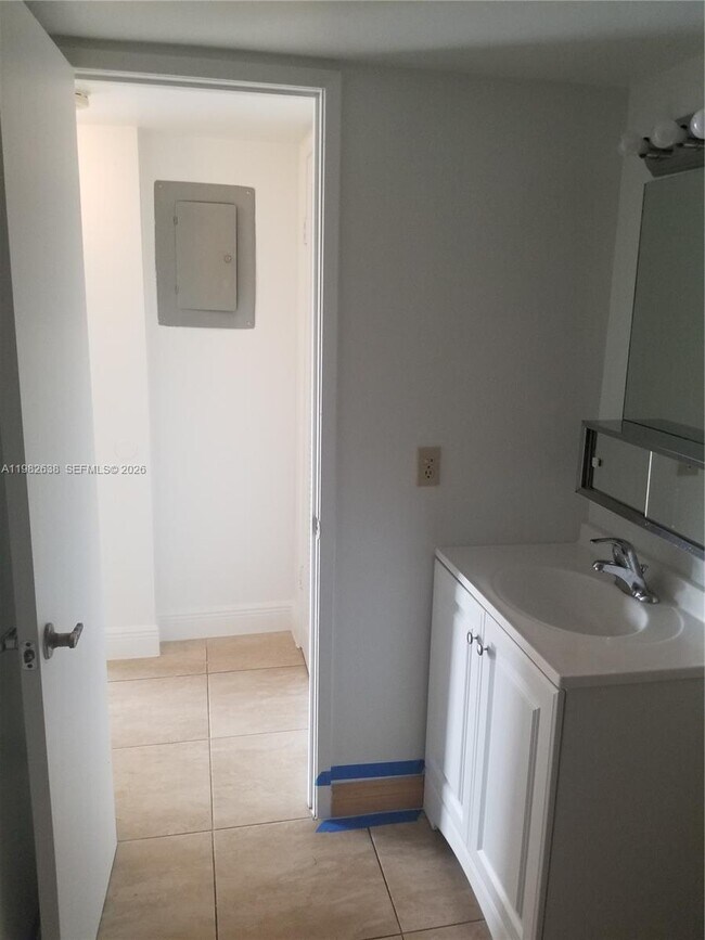 Building Photo - 9150 Fontainebleau Blvd