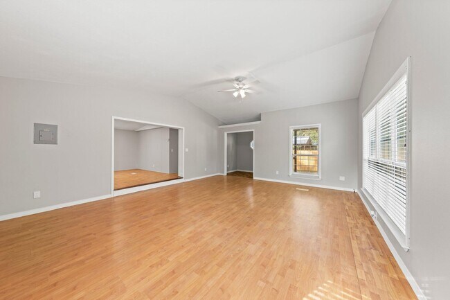 Building Photo - 700 Persimmon St