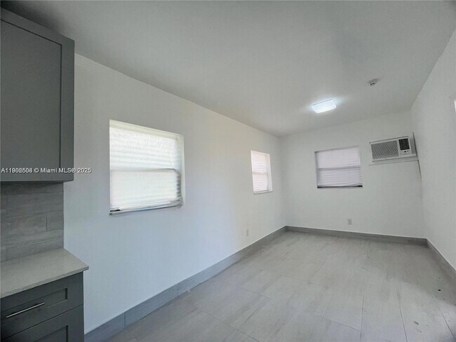 Building Photo - 13390 NE 6th Ave