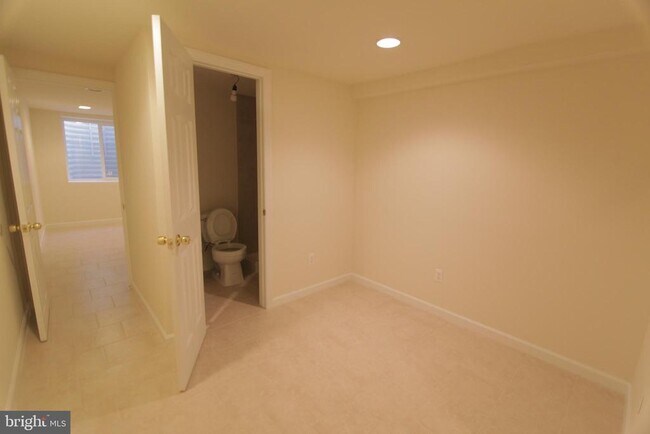 Building Photo - 1852 Willington St