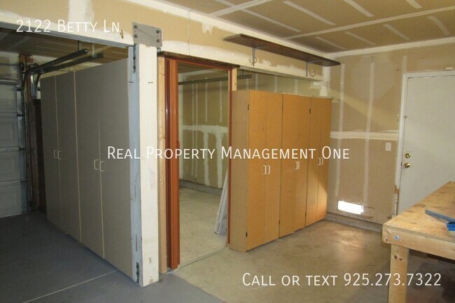 Building Photo - 2122 Betty Ln