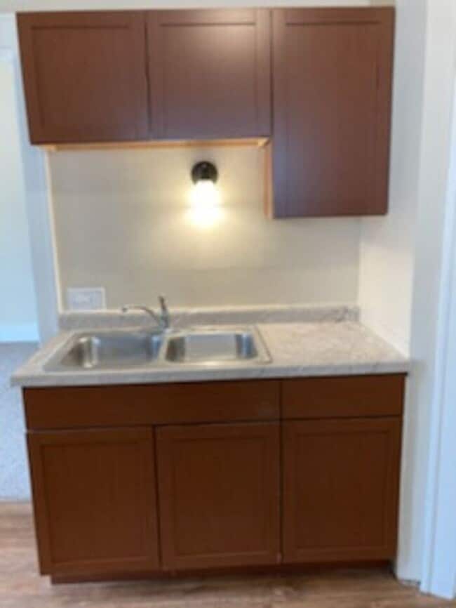 Building Photo - Recently Updated 2 Bedroom Upper Duplex wi...
