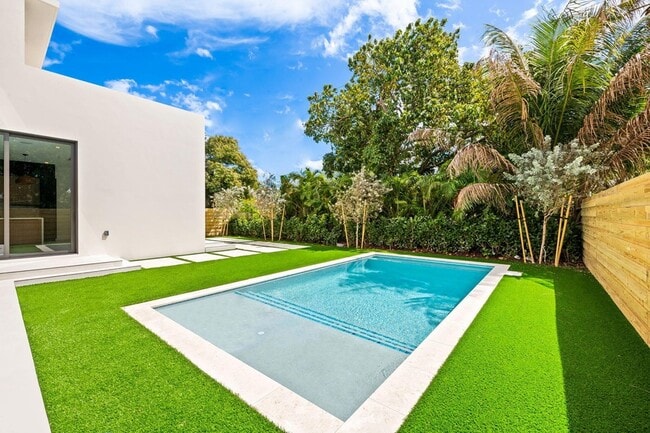 Building Photo - 2324 SW 26th St