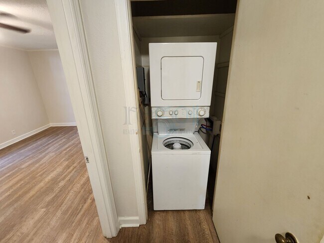 Building Photo - Compeltely Remodeled 3 Bedroom 3 Bathroom