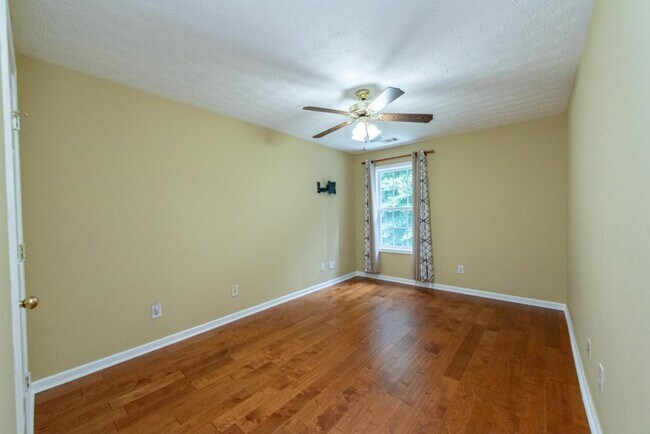 Building Photo - 2227 Longmont Dr