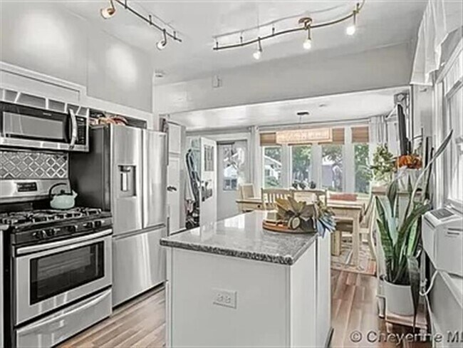 Building Photo - Cute, clean home