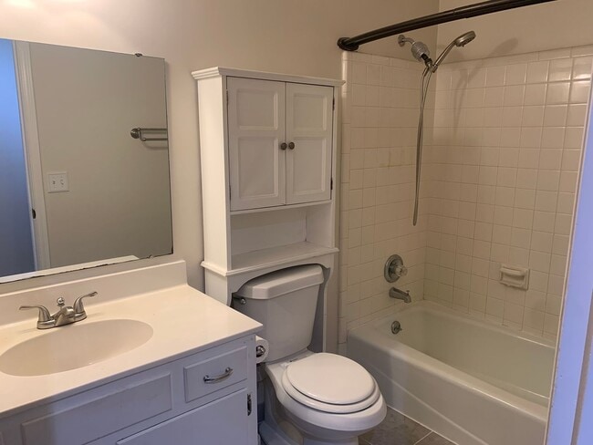 Building Photo - Beautiful Private Three Bedroom Home in So...