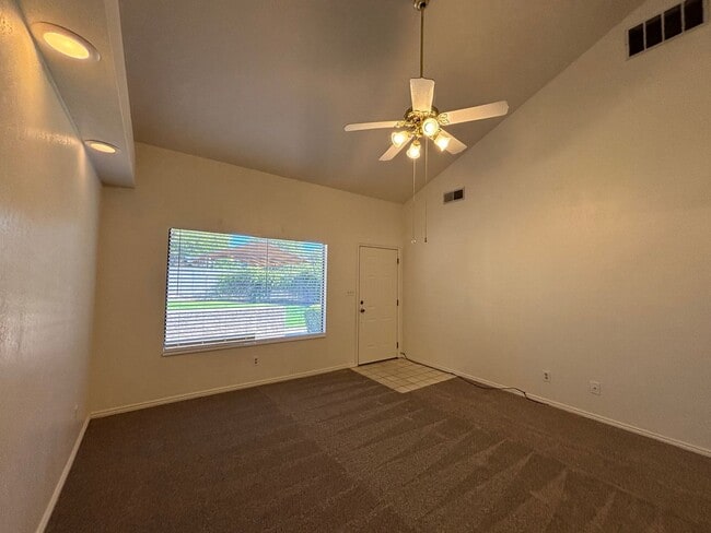 Building Photo - SPACIOUS 3 BEDROOM TOWNHOME FOR RENT IN DO...