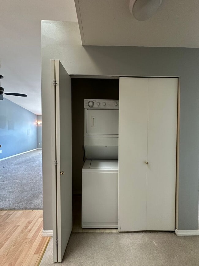 Building Photo - 2Bd/2Ba Seattle Condo