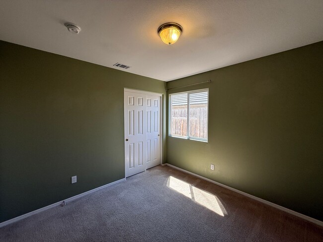 Building Photo - Spacious Single Story 4 Bedroom, 2 Bathroo...