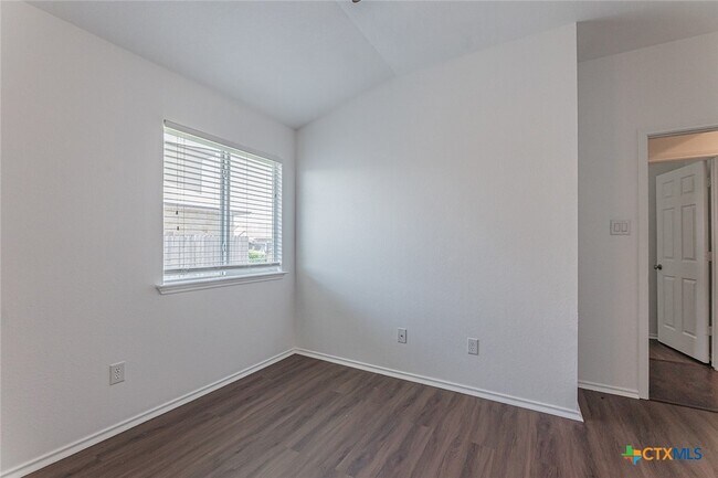 Building Photo - 2302 Terry Dr