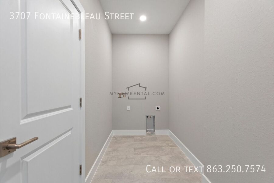 Building Photo - 3707 Fontainebleau St