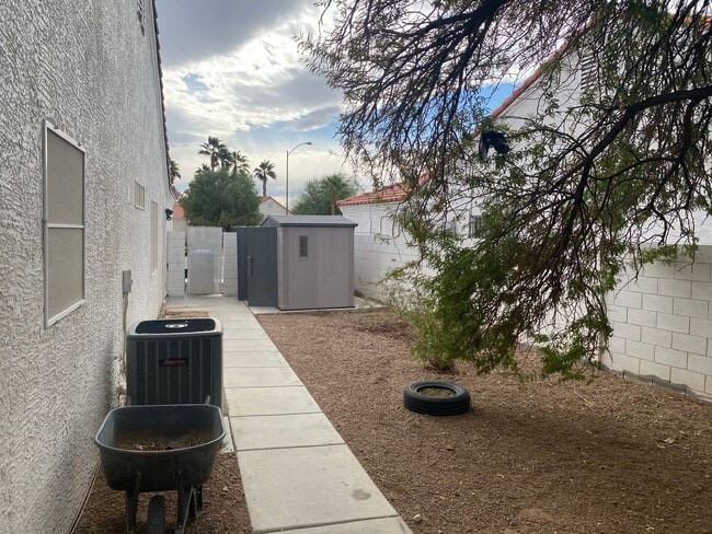 Building Photo - NW!! Single Story!! No Carpet!! No HOA!! B...