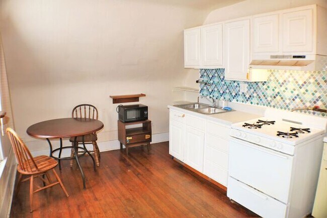 Building Photo - $900 | 1 BD RM, 1 Bath Apartment | Utiliti...