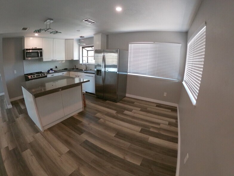 Full Sized Island and Kitchen - 17350 Pinnell St