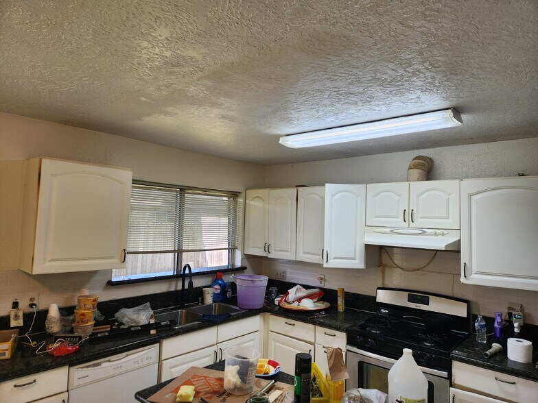 Building Photo - 443 Capehill Dr