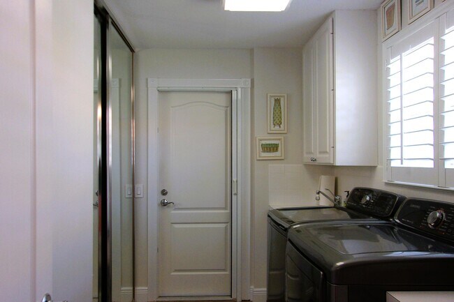 Building Photo - 1076 SW Tamarrow Pl